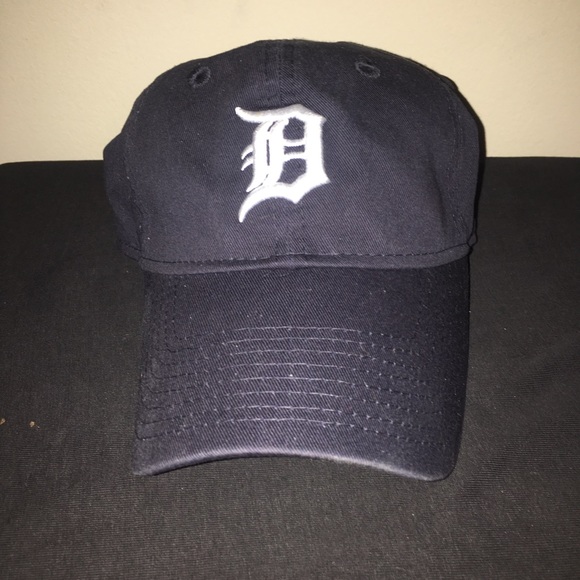 hat that says dad on it